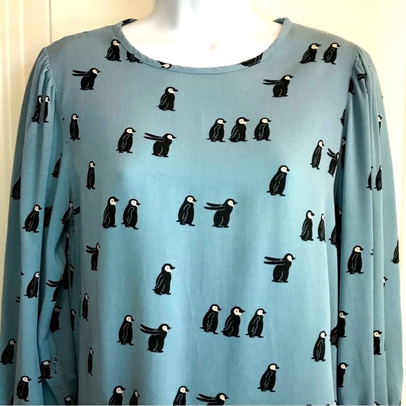 🔴 4/$15 Penguin print blue long ruffle edge sleeve viscose blouse size M in EUC - Picture 7 of 16